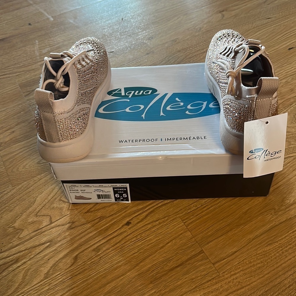 Aqua College Sparkly  waterproof Impermeable Size 6.5